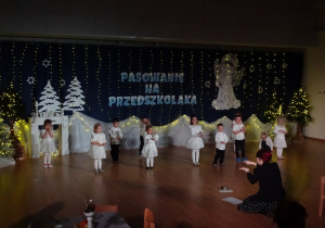 Szerokie ujęcie sceny z dziećmi podczas występu.