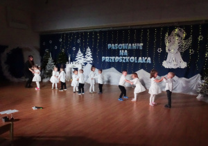 Szerokie ujęcie dzieci tańczących parami.