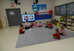 dzieci ukłądają serduszka