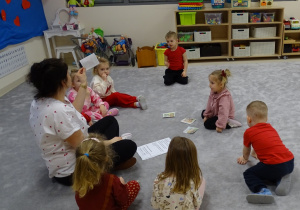 dzieci ukłądają serduszka