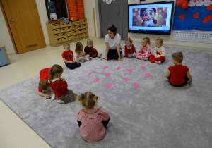 dzieci ukłądają serduszka