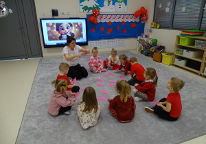 dzieci ukłądają serduszka