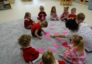 dzieci ukłądają serduszka