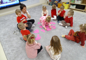 dzieci ukłądają serduszka