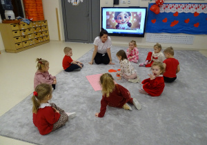 dzieci ukłądają serduszka