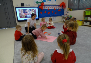 dzieci ukłądają serduszka