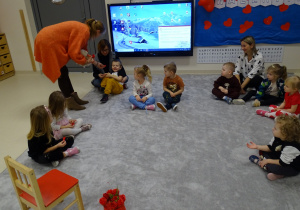 dzieci ćwiczą buzie