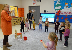 dzieci ćwiczą buzie