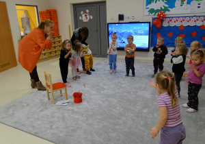 dzieci ćwiczą buzie