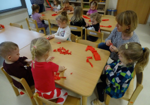 dzieci ćwiczą buzie