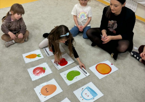 Dziewczynka dopasowuje nazwę do obrazka