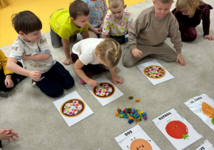 Dzieci układają klocki na pizzy