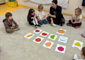 Dziewczynka trzyma kartę z nazwą