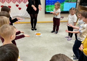 Dzieci pokazują gesty z piosenki