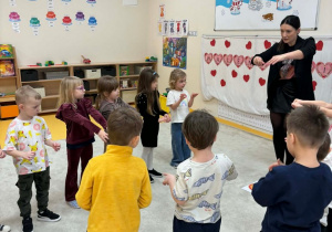 Dziewczynka szuka obrazka