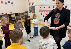 Nauczycielka pokazuje gesty