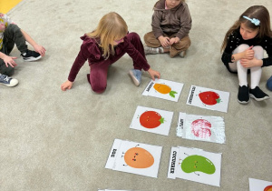 Dziewczynka dopasowuje nazwę