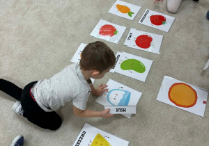 Chłopiec szuka obrazka