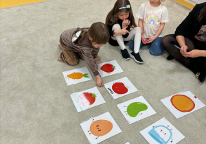 Dziewczynka szuka obrazka