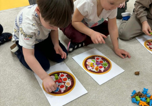 Pizza na kartkach papieru