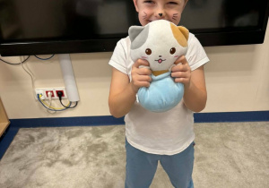 Chłopiec z maskotką kotka