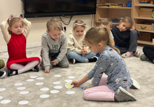 Dziewczynka szuka pary