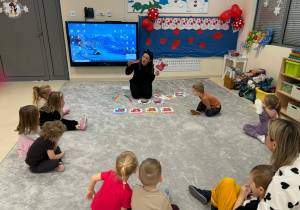 Dzieci patrzą na panią