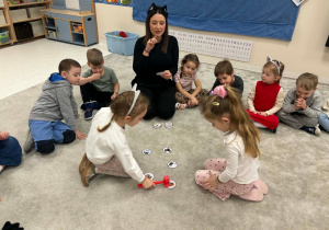 Nauczycielka czyta polecenie