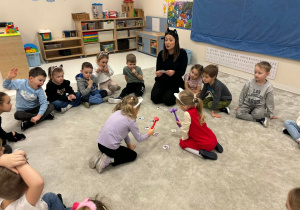 Dziewczynki szukają obrazka