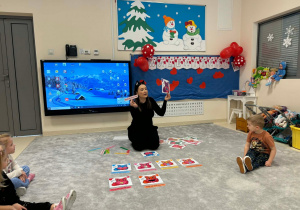 Nauczycielka pokazuje karty