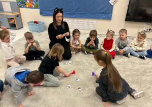 Dziewczynka szukają obrazka