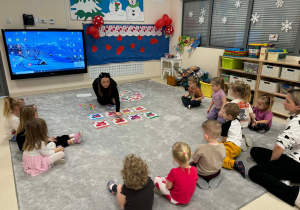 Nauczyciel podpisuje obrazki