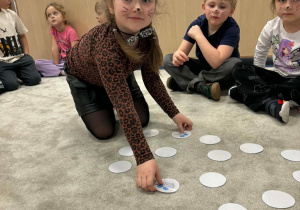 Dziewczynka szuka pary