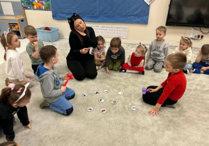 Chłopcy szukają obrazka