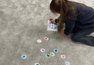 Dziewczynka układa rybki