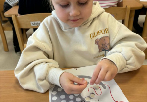 Dziewczynka wykleja kotka