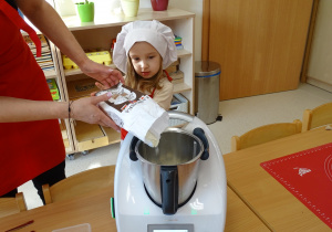 Marysia wsypuje mąkę