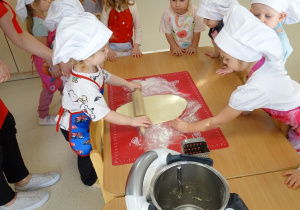 Klara wałkuje ciasto