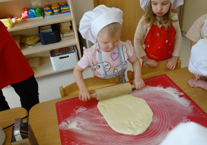 Antosia wałkuje ciasto