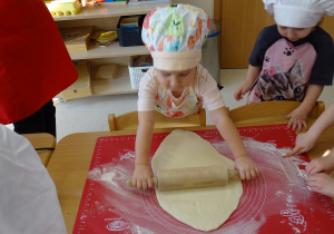 Laura wałkuje ciasto