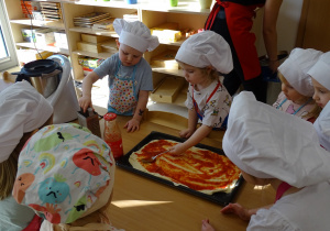 Klara smaruje ciasto pasatą