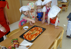 Laura sypie przyprawy