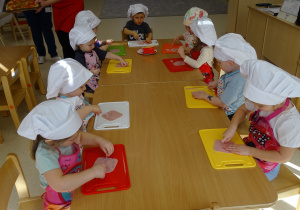 Dzieci kroją szynkę