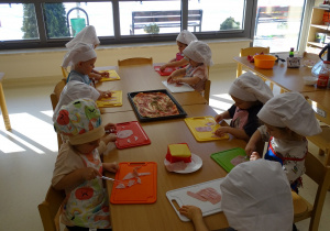 Dzieci kroją szynkę