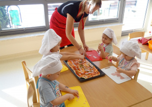 Dzieci układają szynkę