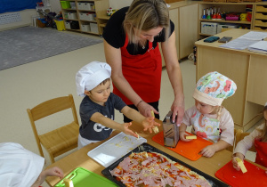 Pani pokazuje jak używać tarki