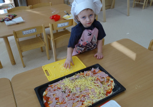 Zusia wkłada składniki na ciasto