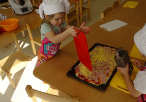 Laura wkłada składniki na ciasto