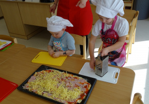 Dzieci ścierają na tarce ser