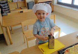 Jan ściera na tarce ser